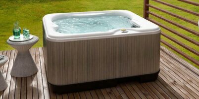 Jacuzzi® Lodge S Hot Tub