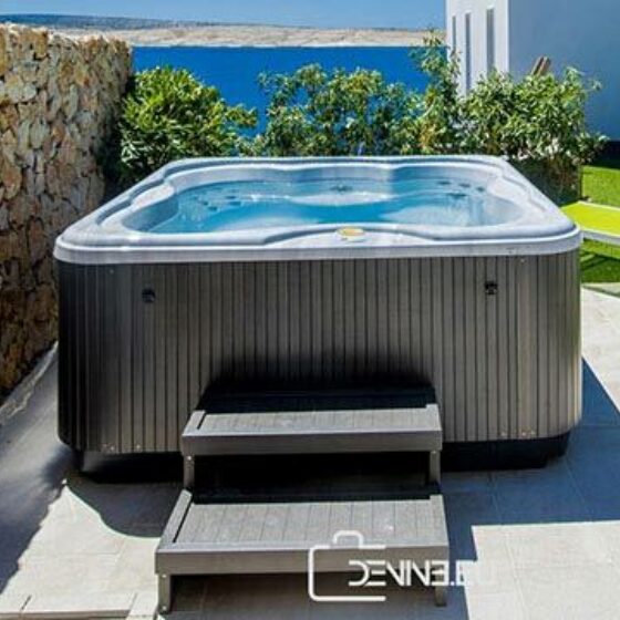 Jacuzzi® Lodge M Hot Tub